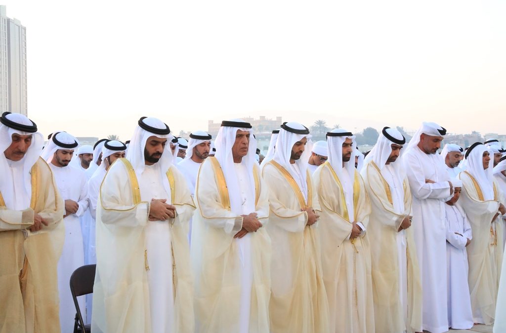 صاحب السمو الشيخ سعود بن صقر القاسمي يؤدي صلاة عيد الفطر بمصلى العيد الكبير في خزام