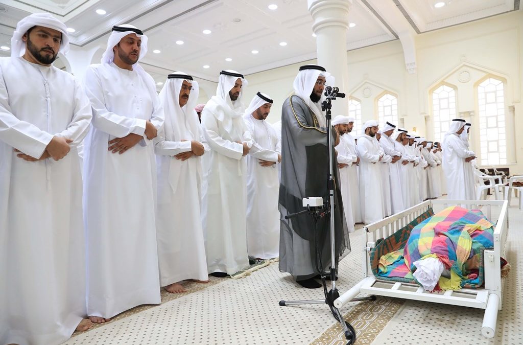 سمو الشيخ محمد بن سعود بن صقر القاسمي يؤدي صلاة الجنازة على جثمان عبدالعزيز بن عبدالله القاسمي