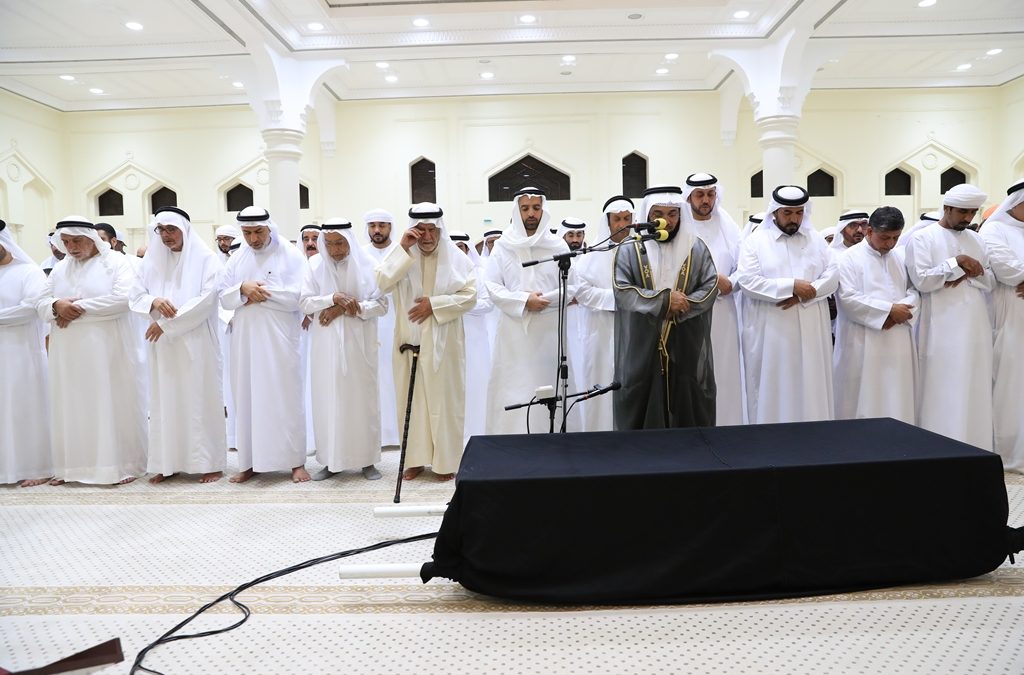 سمو الشيخ محمد بن سعود بن صقر القاسمي يؤدي صلاة الجنازة على جثمان والدة الدكتور عبدالله علي الطابور